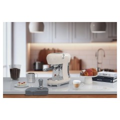 Эспрессо кофемашина SMEG ECF02CREU кремовая
