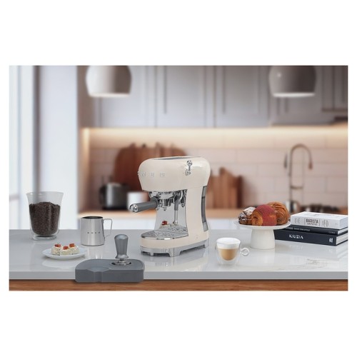 Эспрессо кофемашина SMEG ECF02CREU кремовая