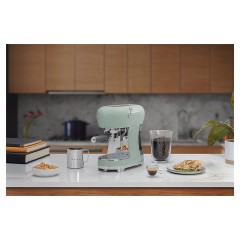Эспрессо кофемашина SMEG ECF02PGEU пастельная зеленая