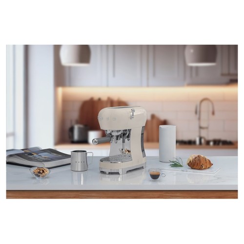 Эспрессо кофемашина SMEG ECF02CREU кремовая